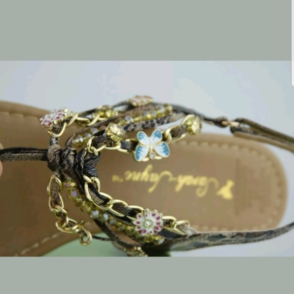 Tstrap Youth Sandals with Cute Charms - Picture 3 of 4